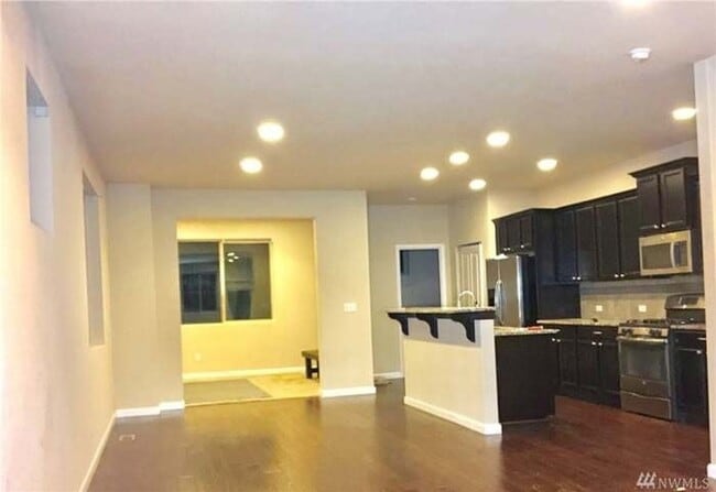 Building Photo - 4 bed with separated living area