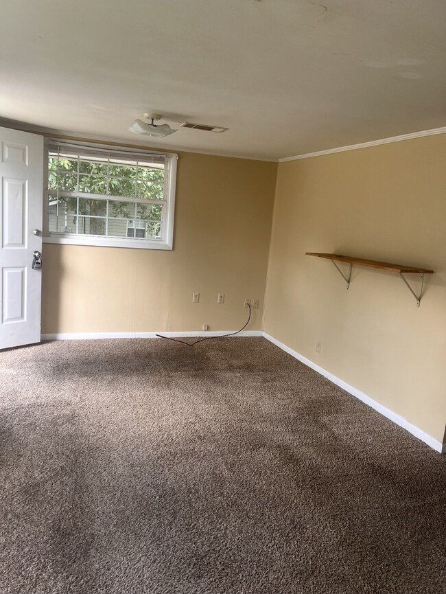 Building Photo - 3 Bed/1 Bath House UNDER RENOVATIONS