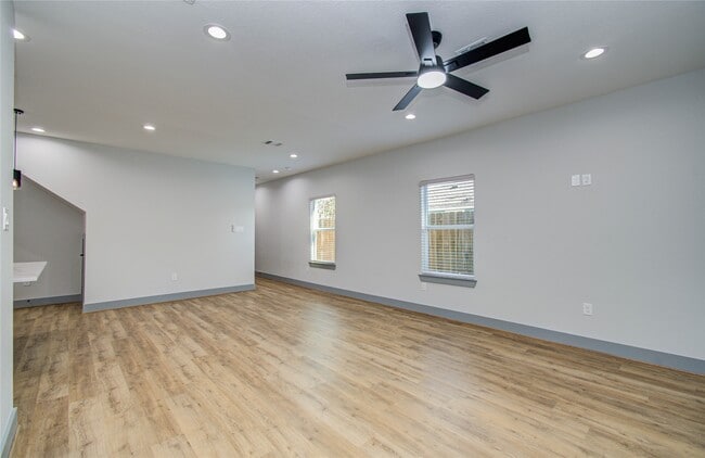 Building Photo - 835 S Victory Dr