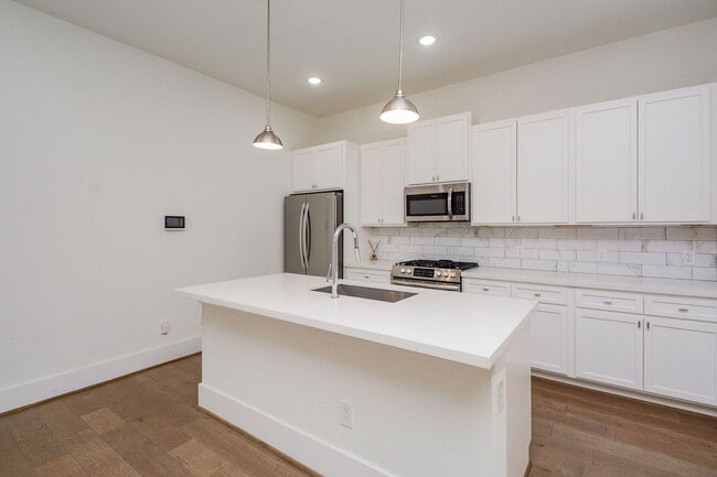 Building Photo - 310 Cyclamen St