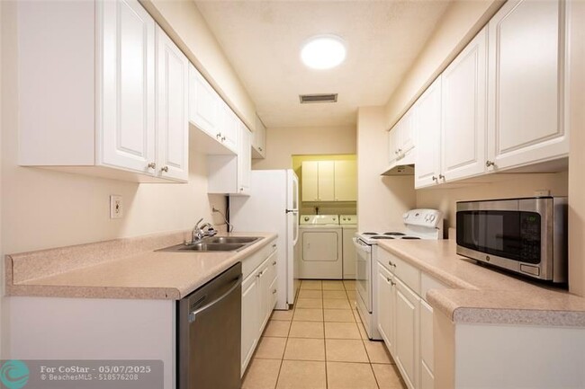 Building Photo - 930 Mandarin Isle