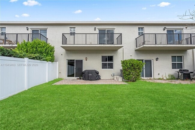 Building Photo - 818 SE 17th St