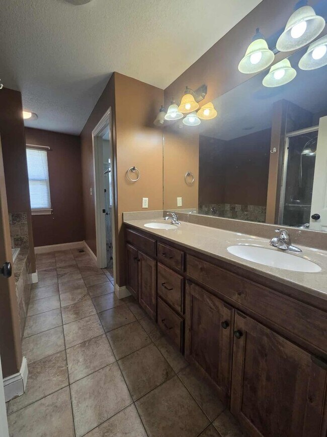 Building Photo - Spacious Home for Rent!