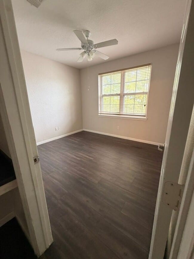 Building Photo - 1 Bedroom Condo in Downtown Free Water, Sewer, Trash and Pest Control! No Hidden Fees!