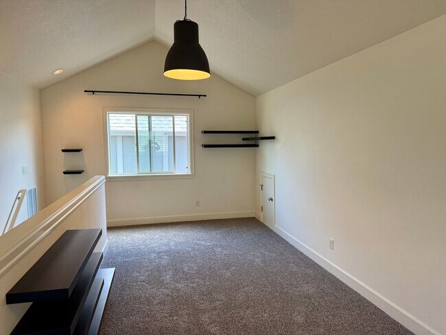 Building Photo - Custom Built Home-Bethany Village Delight