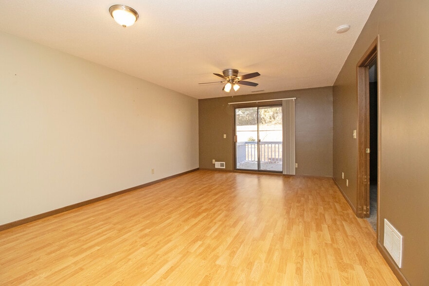 Building Photo - 4215 Sylvia Ln S
