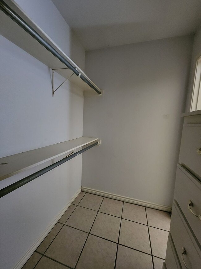 Building Photo - 3 bedroom 2 bath brick home