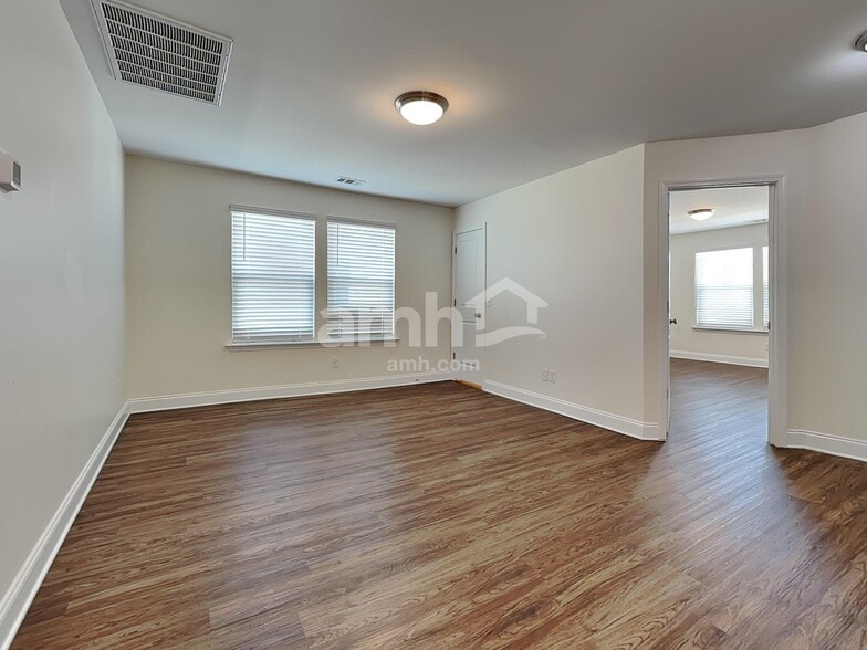 Building Photo - 243 Dogwood Cir