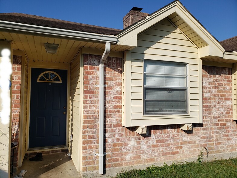 Building Photo - 13014 Maxim Dr