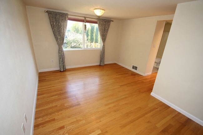 Building Photo - UPDATED & WELL MAINTAINED 3 BED, 2 BATH SE...