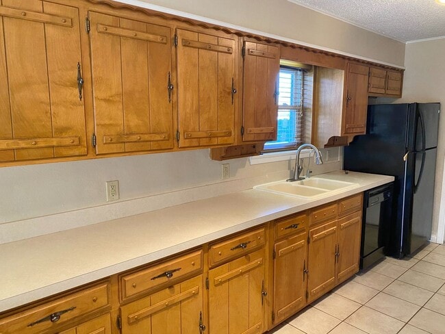 Building Photo - Adorable and Freshly painted Edgecliff Village 3 Bed 2 Bath!!