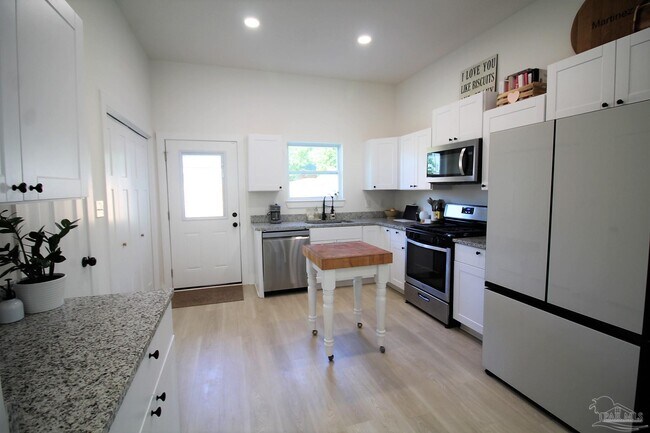 Building Photo - 5245 Viking Rd