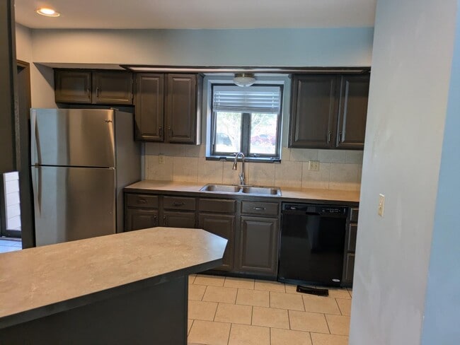 Building Photo - 3136 N Longfellow Ct
