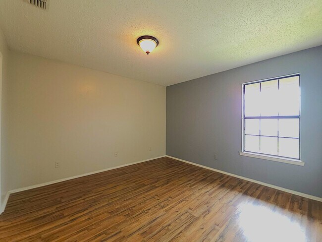 Building Photo - Get ready to fall in love with comfortable, carefree living at Courtyard Condominiums in Tyler, TX!