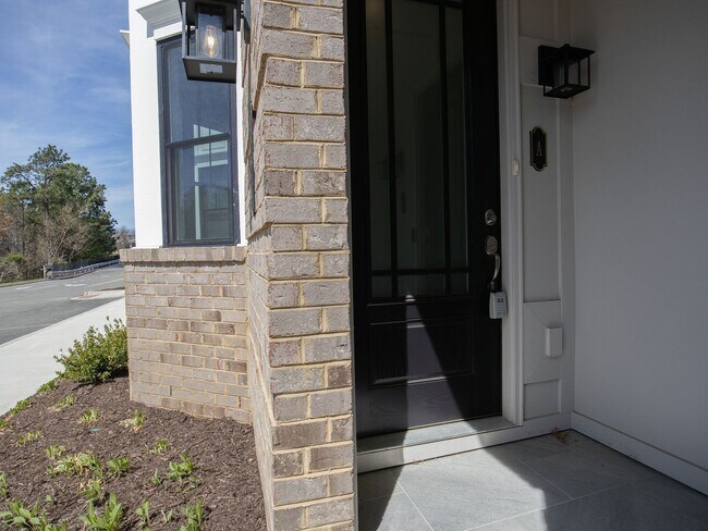 Building Photo - Walkable Short Pump Living with a Huge Private Deck