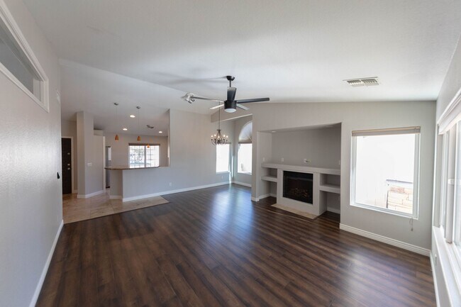 Building Photo - Charming 4 bed, 2 bath home in Chandler!