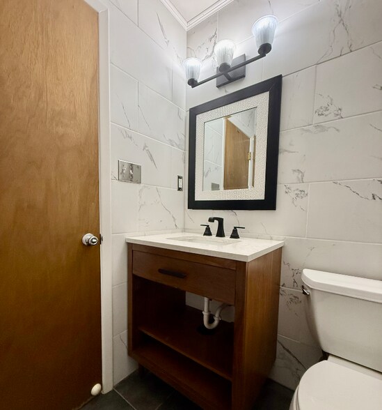 Building Photo - 408 E Thunderbird Dr