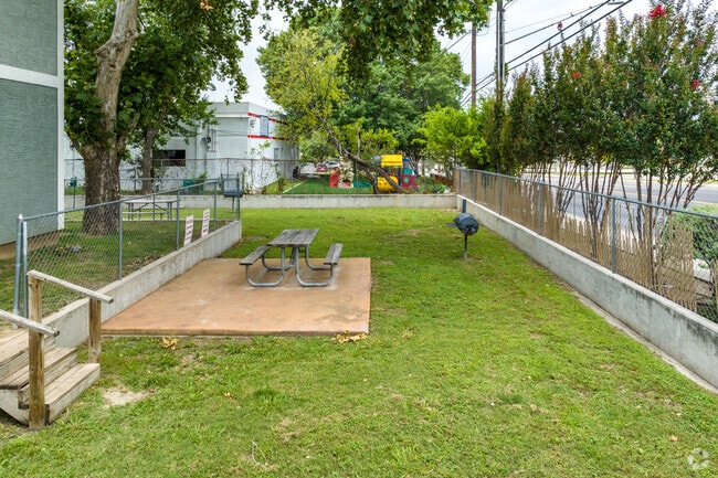 Building Photo - Judson Meadow