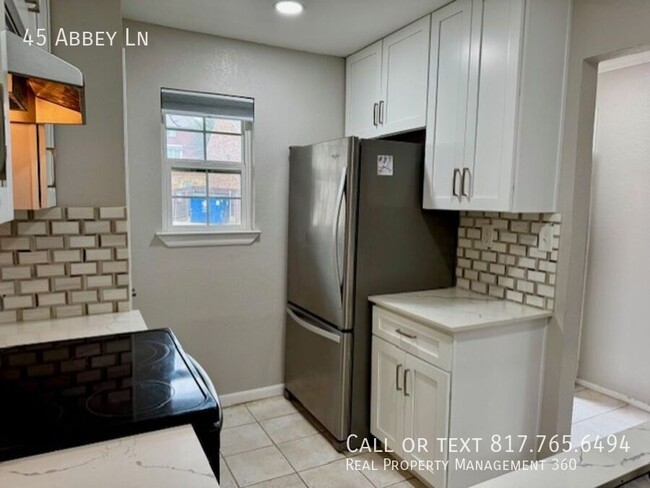 Building Photo - Fantastic town home close to DFW airport