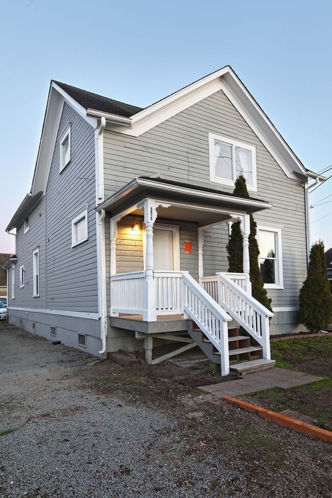 Building Photo - In Town Great Location Two Bedroom Unit