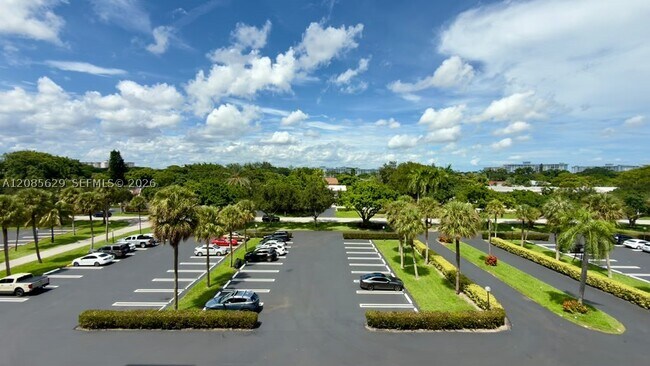 Building Photo - 3150 N Palm Aire Dr