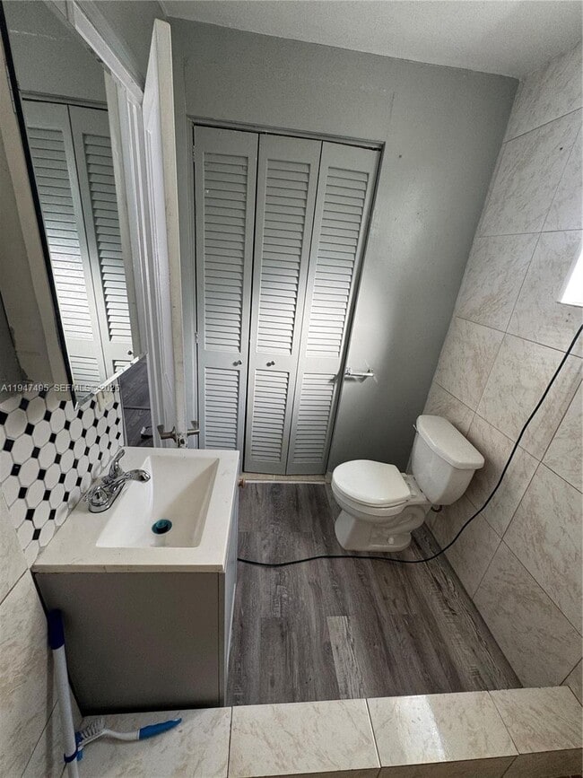 Building Photo - 921 N 17th Ct