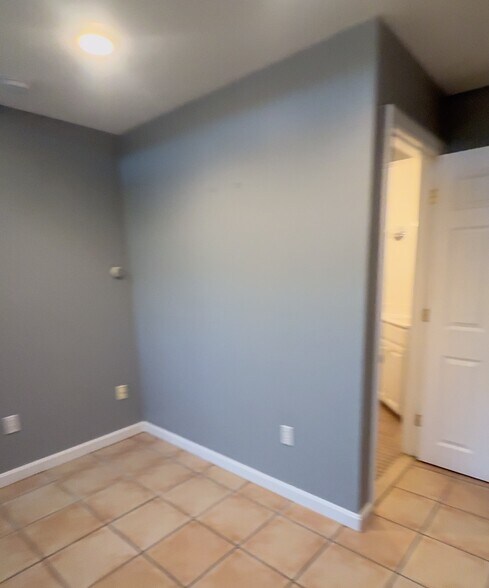 Building Photo - 94 Country Club Dr