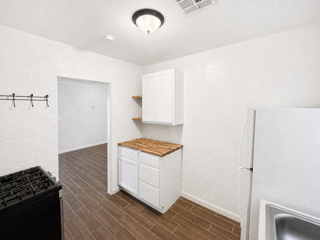 Building Photo - 5915 W Palmaire Ave