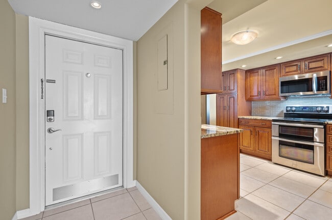 Building Photo - 995 N Hwy A1A