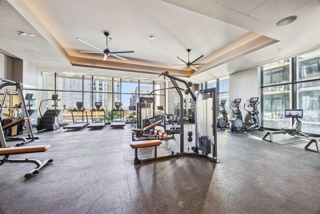 Building Photo - 610 Davis St