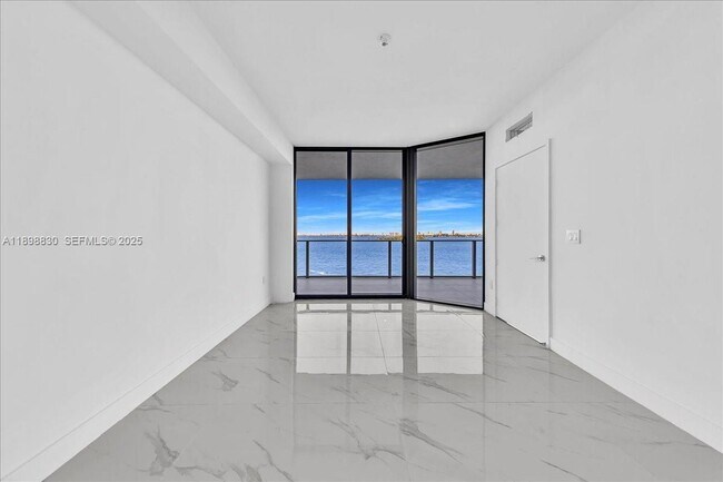 Building Photo - 700 NE 24th St