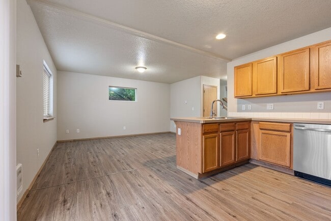 Building Photo - Beautiful 4bed/2.5bath home