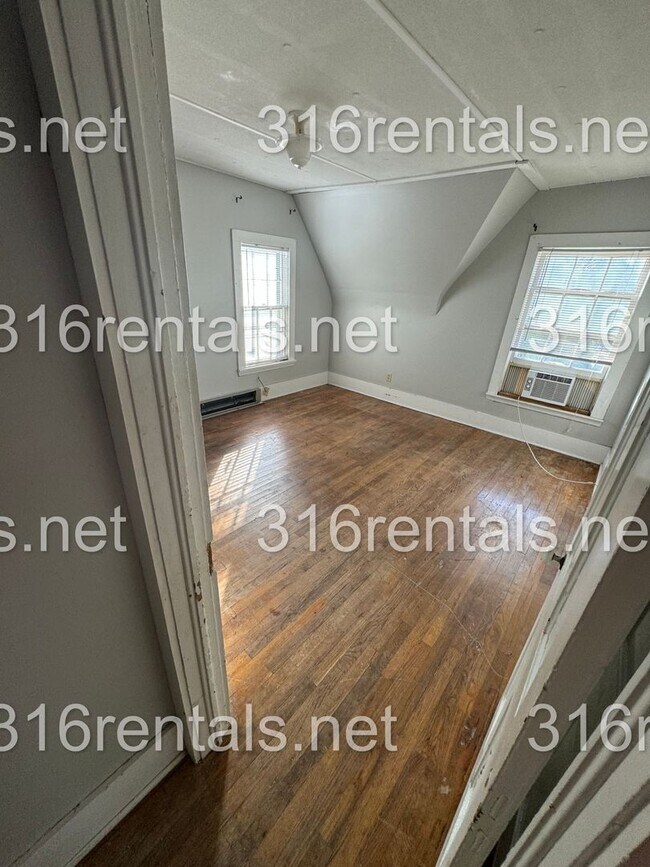 Building Photo - $795 - 2 bed 1 bath - Duplex