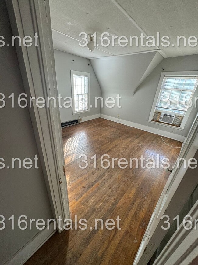 Building Photo - $825 - 2 bed 1 bath - Duplex