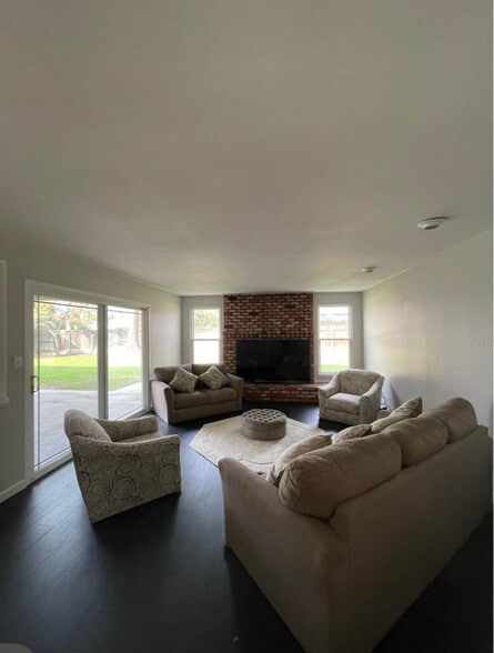 Building Photo - 3272 W Browning Ave