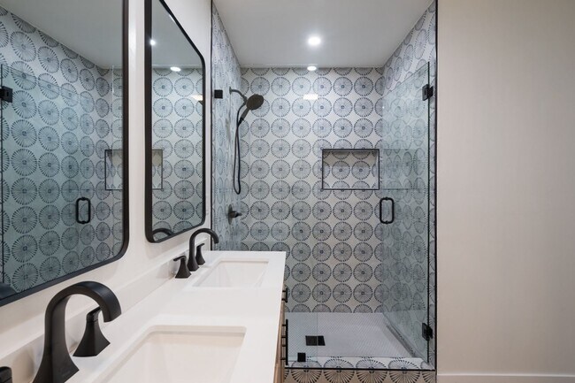 Building Photo - Central air conditioning!