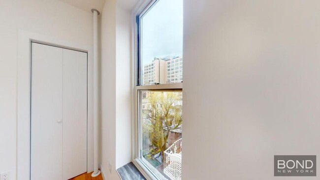 Building Photo - 3 bedroom in NEW YORK NY 10014