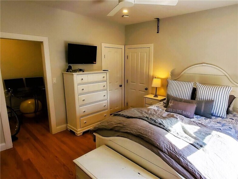 Building Photo - 40 Simmons St