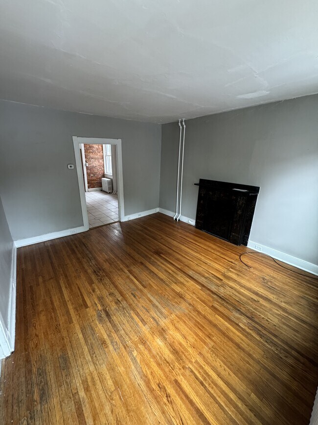 Building Photo - 313 N Mulberry St