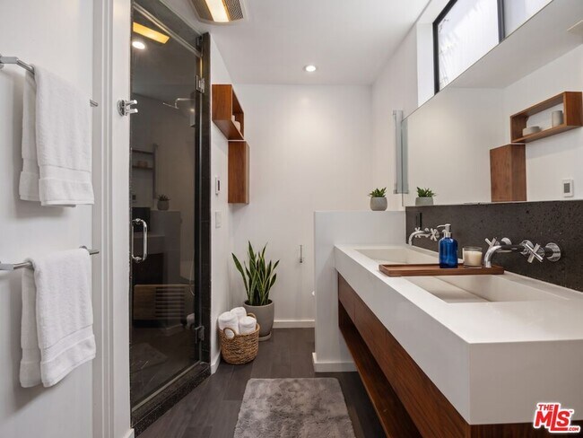 Building Photo - 2409 Strongs Dr