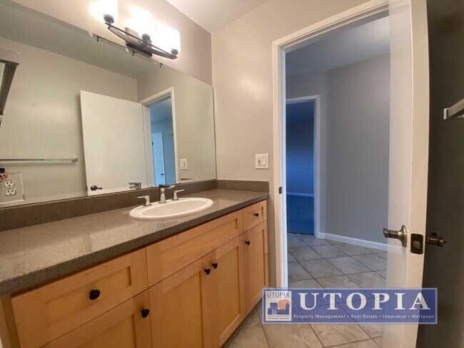Building Photo - Ocean Views: 2Bd/2Ba + Office - Sunny, Top Floor Condo, Deck, Pool & Hot Tub