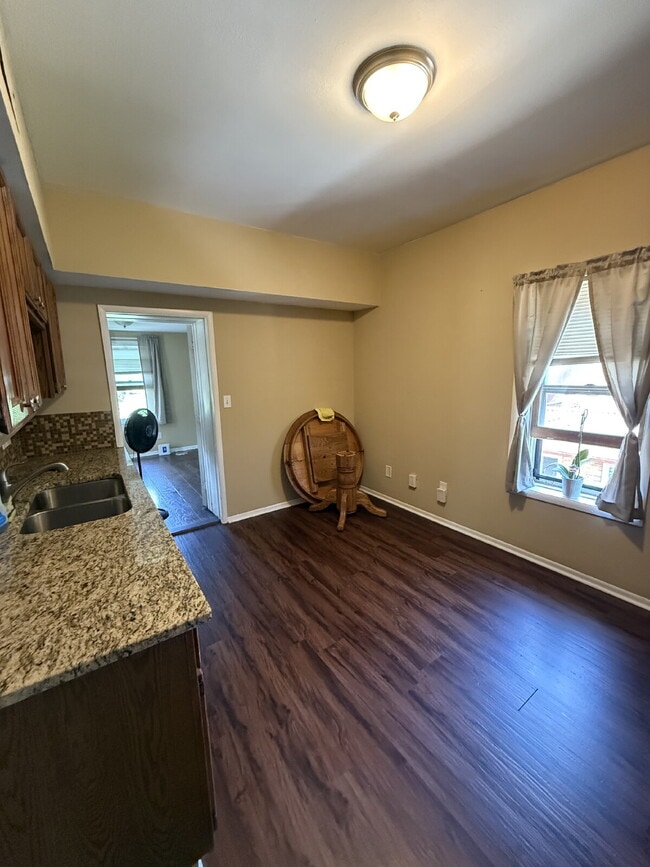 Building Photo - Charming 2 Bedroom 1 Bathroom with small b...