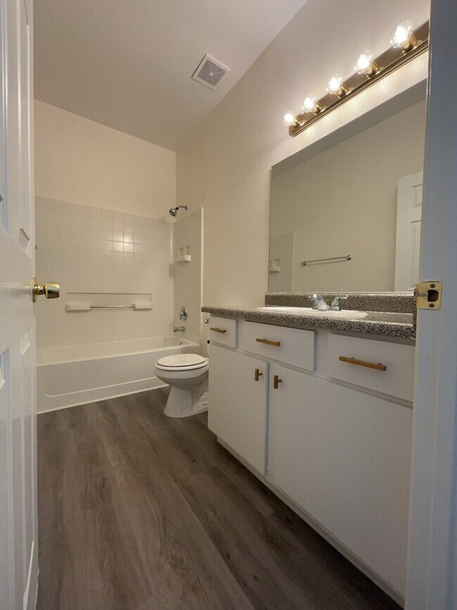 Building Photo - Spacious 3-Bed / 2.5 Bath Oasis: Modern Living in the Heart of Las Vegas!
