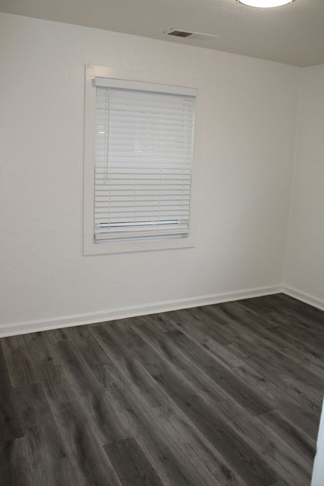 Building Photo - 2 Bedroom, 1 Bathroom Single Story House in Antioch with Garage and Side Yard Access