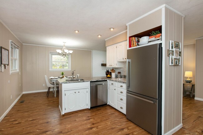 Building Photo - 3BR/2BA Home with Detached Garage – Fletch...