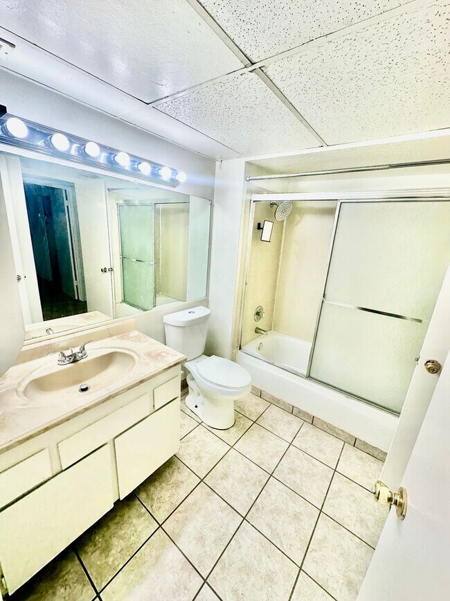 Building Photo - Spacious 2/1 Condo in Gated Community