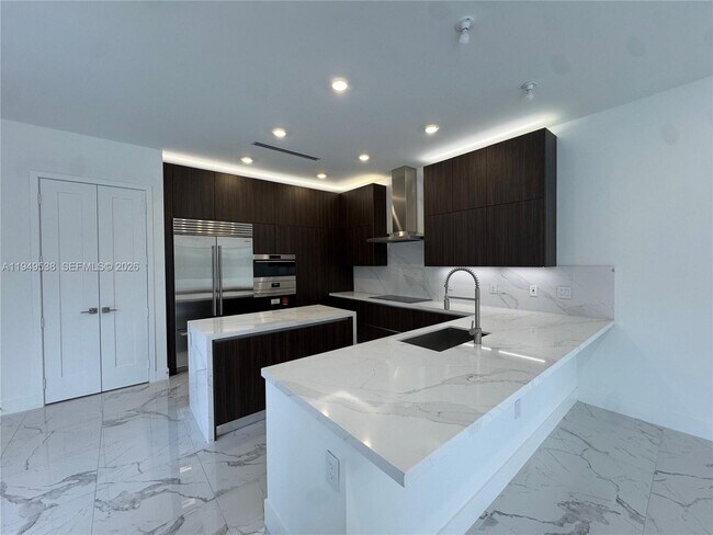 Building Photo - 19670 NE 14th Ct