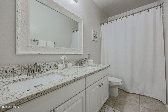 Building Photo - Gorgeous fully upgraded single level 4 bed home with private pool in North Peoria