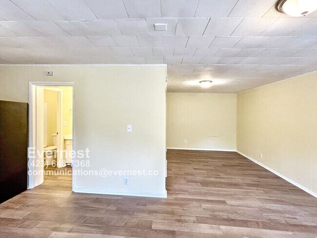Building Photo - 9823 Dallas Hollow Rd