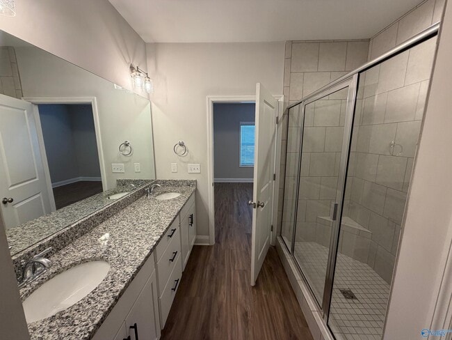 Building Photo - 3203 McClellan Wy SE